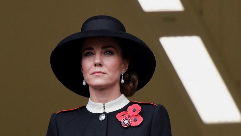Kate Middleton, ducesa de Cambridge în vârstă de 39 ani, a fost surprinsă de fotografi atunci când a ajuns la evenimentul COP26, în Glsgow, cu trenul săptămâna trecută. Ochii curioșilor nu au putut să nu observe că ducesa uitase să își închidă poșeta.