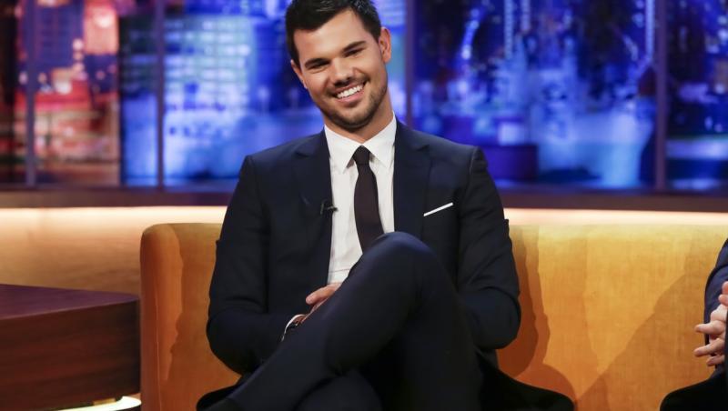 Taylor Lautner, actorul celebru din seria de filme Twilight, s-a logodit. Cum arată femeia care l-a cucerit pe celebrul „vârcolac”