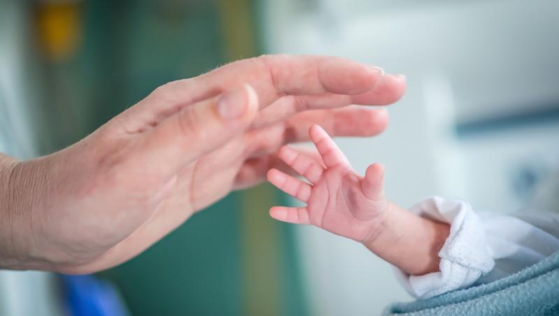 mana unei mame si a unui prematur in incubator