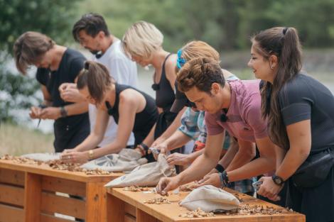 Emi și Cuza au obținut imunitatea la Asia Express &ndash; Drumul &Icirc;mpăraţilor. Mihai și Elwira Petre, rivali &icirc;n jocul de amuletă, diseară