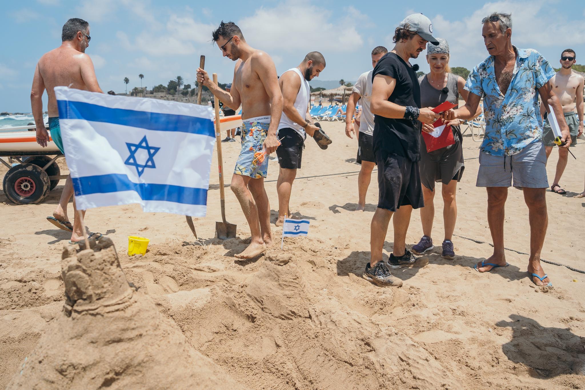 oameni pe plaja la asia express, in israel