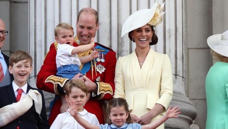 Poză de familie vesela:cuplul regal împreună cu copiii împart zâmbete și voie bună