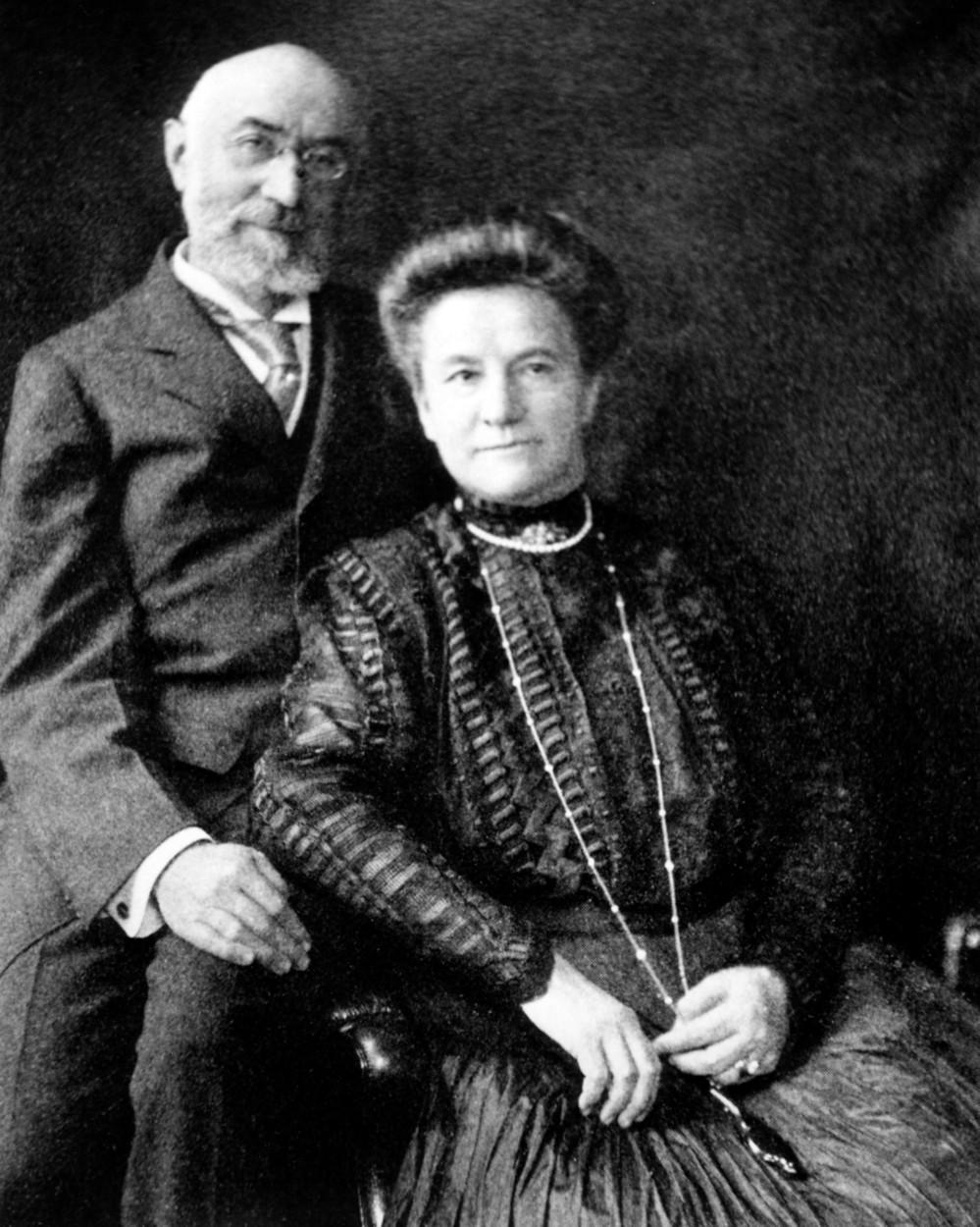 poza portret, alb-negru, cu Isidor și Ida Straus, imbracati elegant, cu o postura protocolara