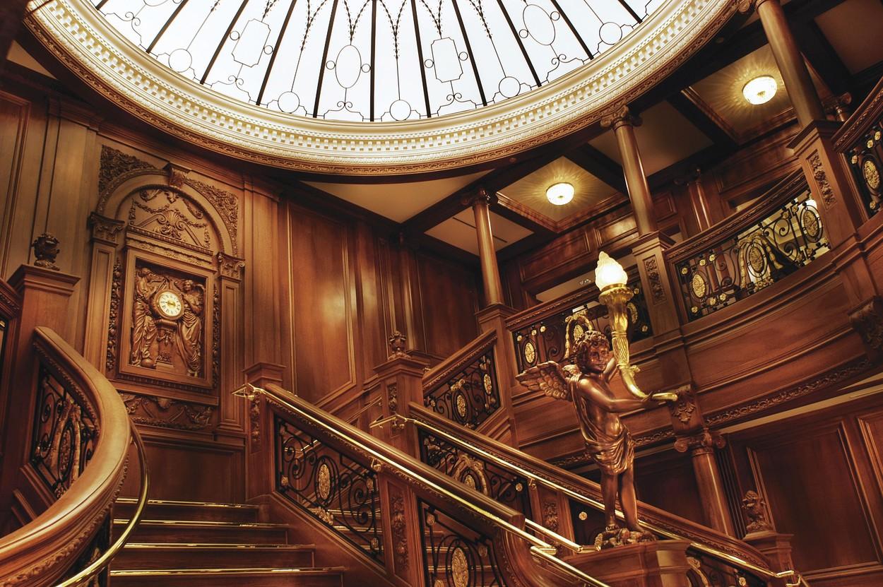 scarile de culoare maron lucios,  luxoase si elegante care serveau ca punct de intalnire a pasagerilor de pe Titanic