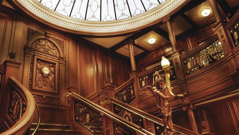 scarile de culoare maron lucios,  luxoase si elegante care serveau ca punct de intalnire a pasagerilor de pe Titanic