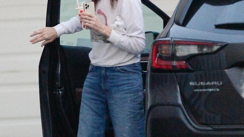 Actrița Geena Davis, neglijentă și cu picioarele goale, la cumpărături. Cum arată actrița după divorțul de Reza Jarrahy