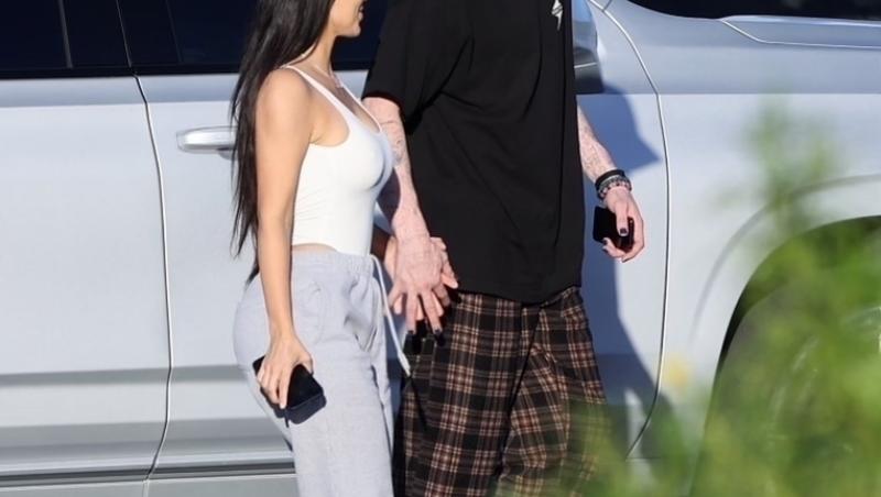 Kim Kardashian a apărut de mână cu noul său iubit și a renunțat la sutien de dragul unui maiou cu transaprență. Cum arată