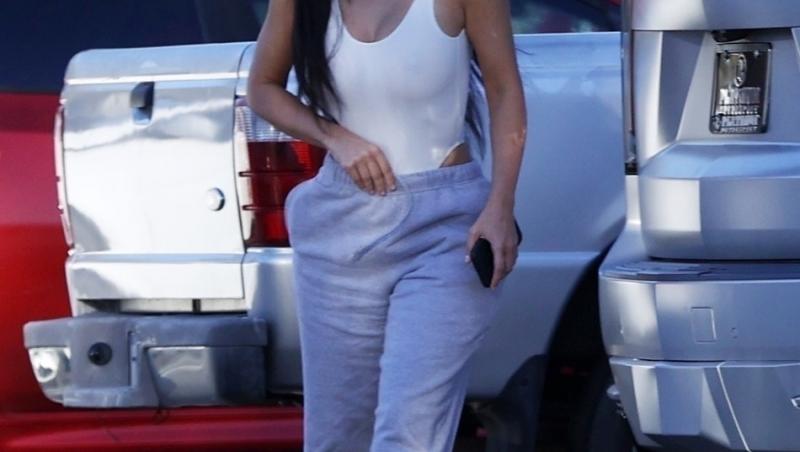 Kim Kardashian a apărut de mână cu noul său iubit și a renunțat la sutien de dragul unui maiou cu transaprență. Cum arată