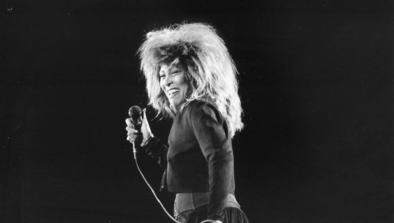 Tina Turner, celebra cântăreață cu voce de excepție care a făcut mereu furori cu timbrul său vocal unic, împlinește 82 ani. Artista e într-o formă de zile mari chiar și la această vârstă.