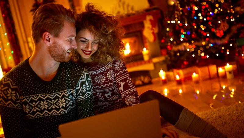 Deși mulți așteaptă cu nerăbdare să vizioneze o comedie de Crăciun alături de prieteni sau familie, există și persoane care vor să petreacă mai mult timp cu persoana iubită.