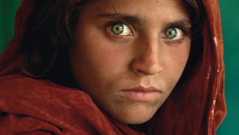 Sharbat Gula, fetița afgană cu ochii verzi, a reușit să plece din Afganistan. Ce mai face și cum arată acum, la 49 de ani