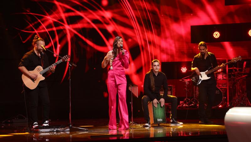 X Factor 2021, 26 noiembrie. The Jazzy Jo Experience au interpretat o piesă de la Jamiroquai, „Virtual Insanity”. Reacția Deliei
