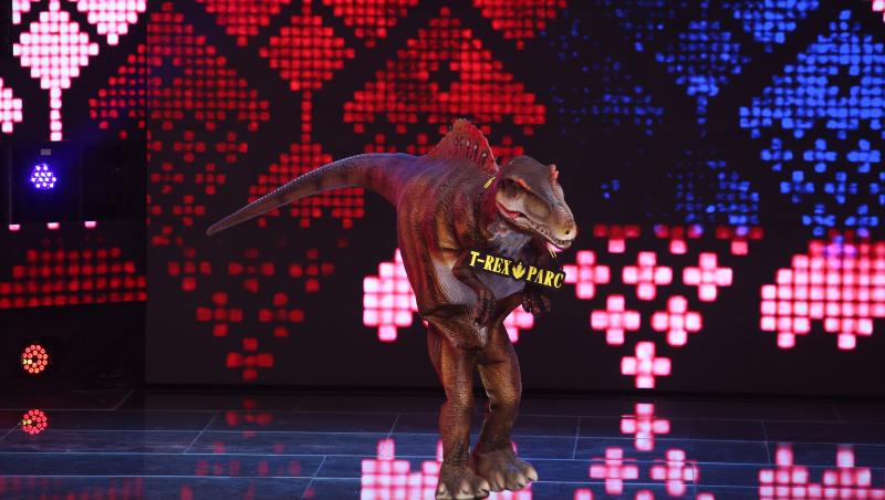 iUmor, 27 noiembrie 2021. T-Rex a venit în platoul emisiunii și a făcut un roast despre vedetele din România