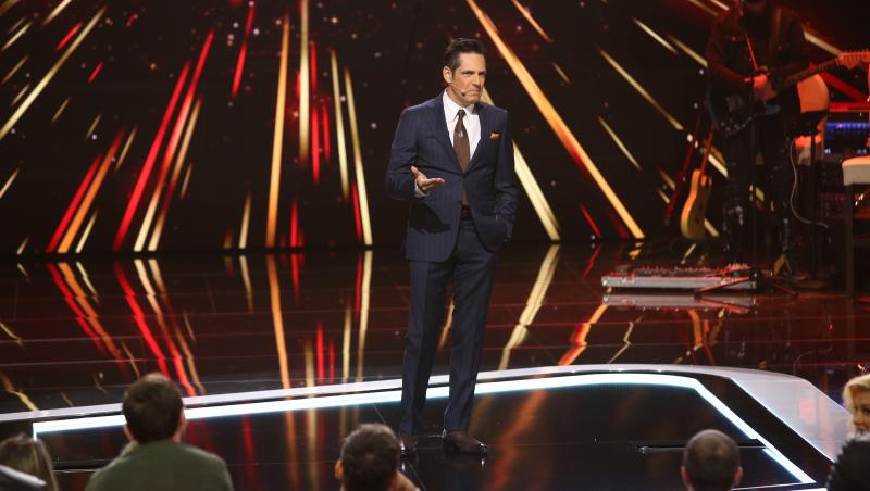 Ștefan Bănică, juratul X Factor, a urcat pe scenă încrezător, pregătit să îi ia la roast pe colegii săi din echipa juriului X Factor și nu numai.