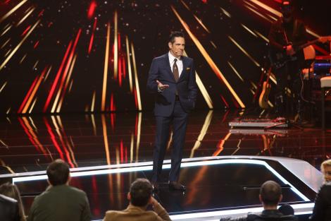 Râzi cu ROaST, 29 noiembrie 2021. Ștefan Bănică i-a luat la roast pe colegii săi de la X Factor. "Acuma uite, e ditamai bolovanul"