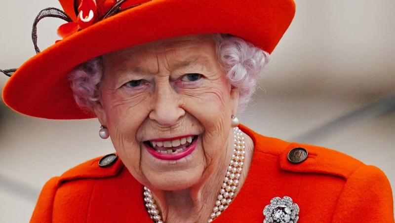 Regina Elisabeta a II-a este un monarh foarte solicitat, cu un program destul de încărcat, fiind mereu pregătită să meargă la numeroase evenimente și întâlniri cu șefi de stat. Printre regulile sale de bază se află și faptul că nu folosește niciodată un telefon mobil.