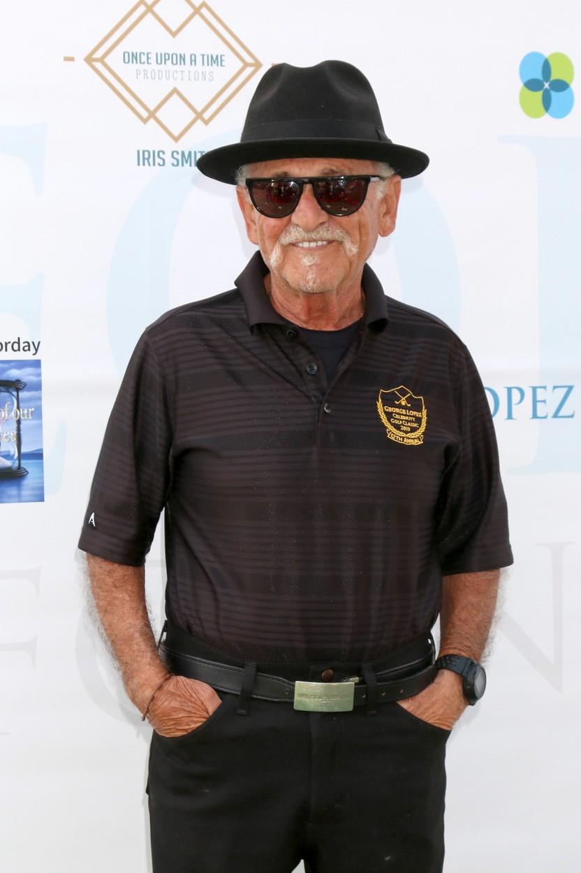 Joe Pesci, la 78 de ani, imbracat in negru, cu palarie neagra si ochelari de soare la ochi