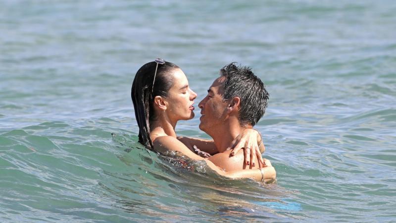 Alessandra Ambrosio a dat frâu liber sentimentelor în apa mării, în vâzul tuturor. Scene fierbinți cu partenerul