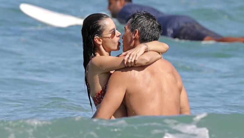 Alessandra Ambrosio a dat frâu liber sentimentelor în apa mării, în vâzul tuturor. Scene fierbinți cu partenerul