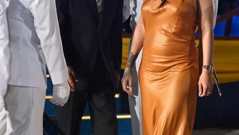 Rihanna, ținută revelatoare lângă Prințul Charles și noul președinte al Republicii Barbados. Cum s-a îmbrăcat artista