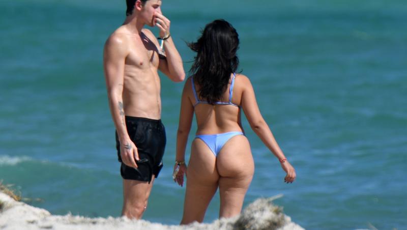 Camila Cabello și Shawn Mendes, surprinși în ipostaze tandre la plajă. Cum i-au fotografiat paparazzii