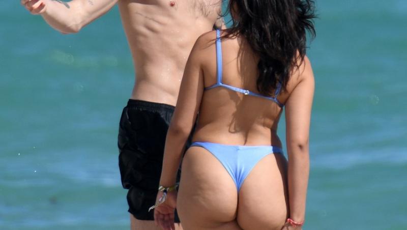 Camila Cabello și Shawn Mendes, surprinși în ipostaze tandre la plajă. Cum i-au fotografiat paparazzii