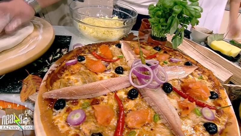 Pizza cu trei feluri de pește, sos de roșii cu sos pesto și capere și multă mozzarella, preparată de Vlăduț la Super Neatza