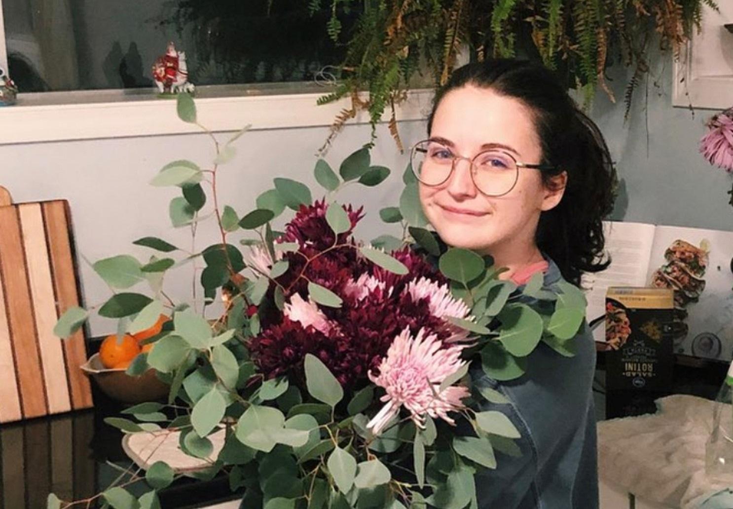 Hannah Hamilton cu un buchet de flori
