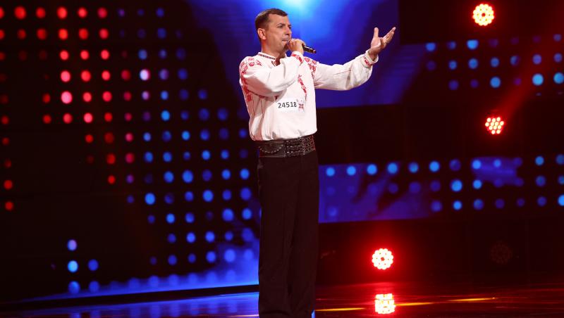 Daniel Mititelu cântă muzică populară și e foarte mândru că e român. Pentru momentul său de la X Factor a ales să poarte o ie specială, ia pe care a purtat-o și în ziua nunții.