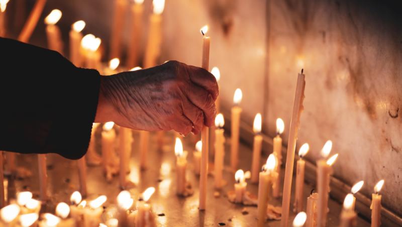 O altă tradiție de 8 noiembrie 2021 spune că enoriașii merg să aprindă lumânări de sărbătoarea Sfinților Arhangheli Mihail și Gavril pentru a îi pomeni rudele trecute la cele veșnice