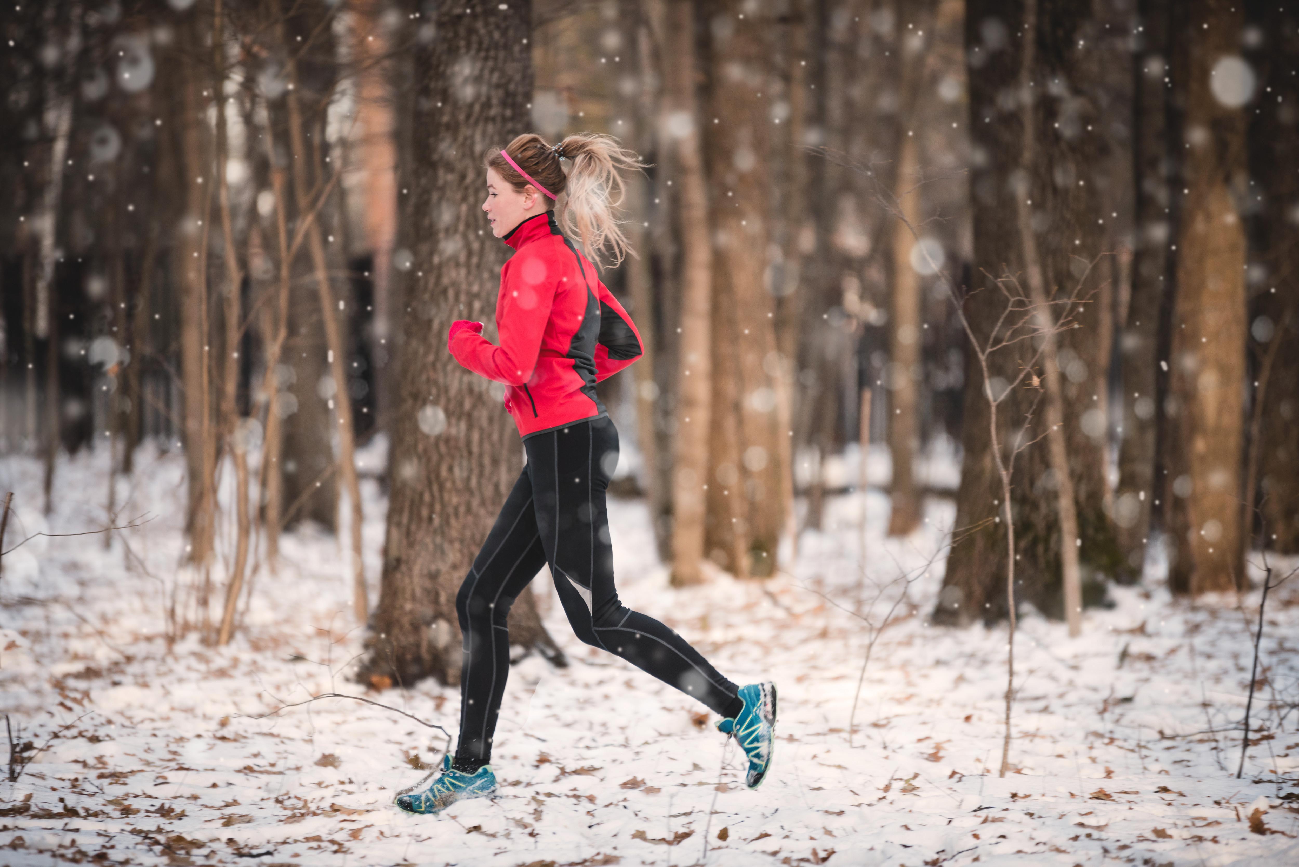 Vremea se răcește considerabil! Meteorologii au anunțat temperaturi scăzute și zăpadă. De când ne punem hainele groase