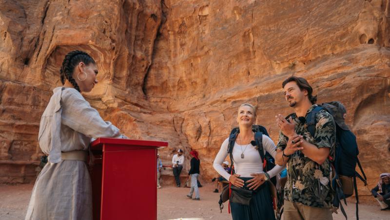 Asia Express, 8 noiembrie 2021. Concurenții s-au lăsat machiați de localnici. Cum arată băieții cu creion negru la ochi