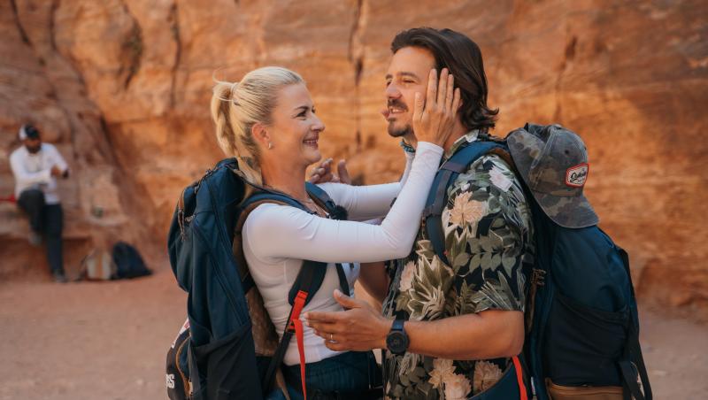 Asia Express, 8 noiembrie 2021. Concurenții s-au lăsat machiați de localnici. Cum arată băieții cu creion negru la ochi