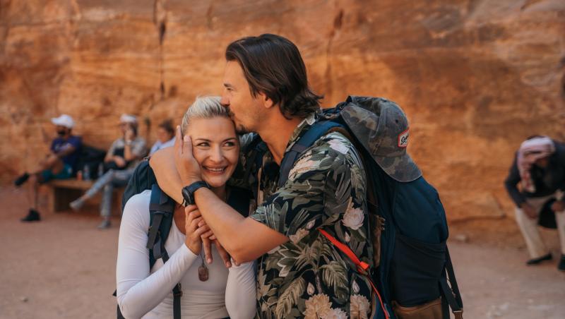 Asia Express, 8 noiembrie 2021. Concurenții s-au lăsat machiați de localnici. Cum arată băieții cu creion negru la ochi