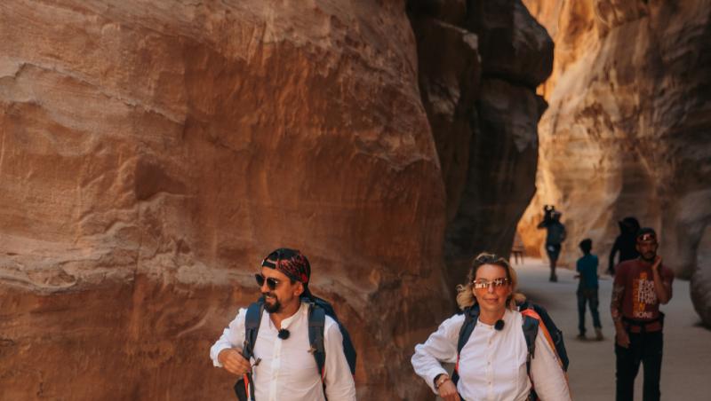 Asia Express, 8 noiembrie 2021. Concurenții s-au lăsat machiați de localnici. Cum arată băieții cu creion negru la ochi