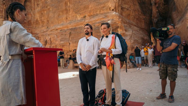 Asia Express, 8 noiembrie 2021. Concurenții s-au lăsat machiați de localnici. Cum arată băieții cu creion negru la ochi