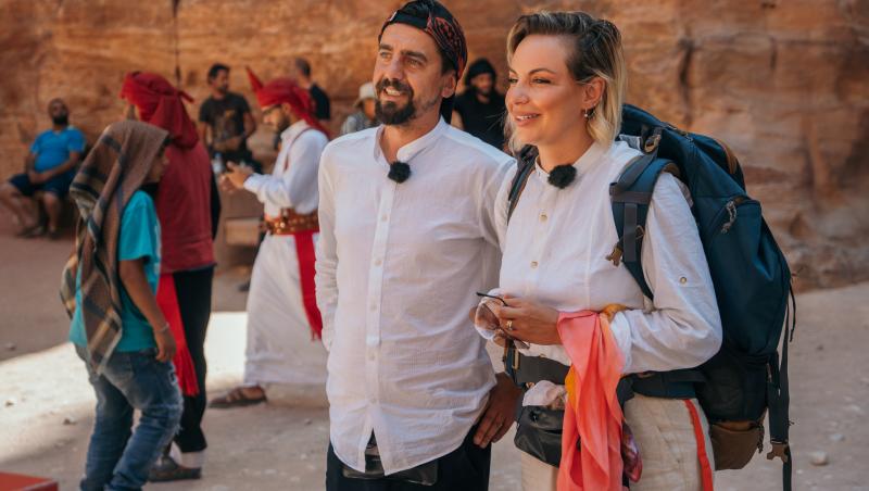 Asia Express, 8 noiembrie 2021. Concurenții s-au lăsat machiați de localnici. Cum arată băieții cu creion negru la ochi