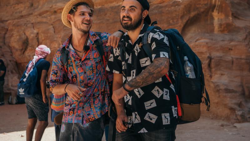 Asia Express, 8 noiembrie 2021. Concurenții s-au lăsat machiați de localnici. Cum arată băieții cu creion negru la ochi