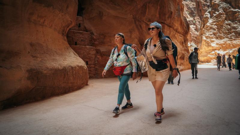 Asia Express, 8 noiembrie 2021. Concurenții s-au lăsat machiați de localnici. Cum arată băieții cu creion negru la ochi