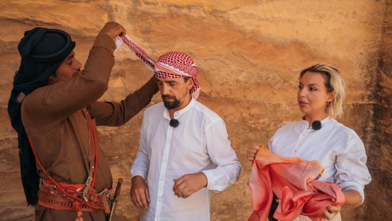 Asia Express, 8 noiembrie 2021. Concurenții s-au lăsat machiați de localnici. Cum arată băieții cu creion negru la ochi