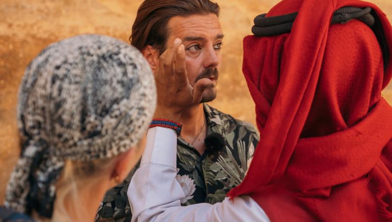 Asia Express, 8 noiembrie 2021. Concurenții s-au lăsat machiați de localnici. Cum arată băieții cu creion negru la ochi