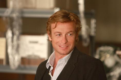 Simon Baker, actorul din Mentalistul, s-a despărțit de iubita lui cu 16 ani mai tânără. Care e motivul bizar