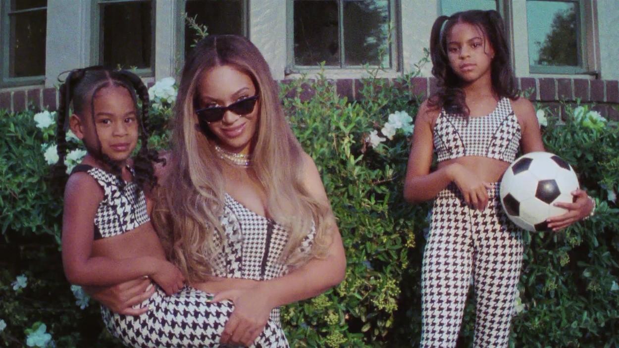 Beyonce si fetele sale imbracate in costume la fel, in carouri alb si negru