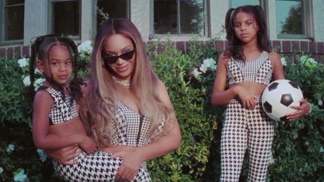 Beyonce și fiicele sale, Blue si Rumi, impecabile în cel mai recent pictorial.Cum arată mezina familiei, în prima sa campanie