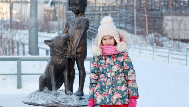 Karina Chikitova a stat singură 12 zile într-o pădure din Siberia când avea patru ani. Ce face acum și cum arată copila de 11 ani