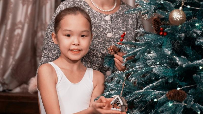 Karina Chikitova a stat singură 12 zile într-o pădure din Siberia când avea patru ani. Ce face acum și cum arată copila de 11 ani