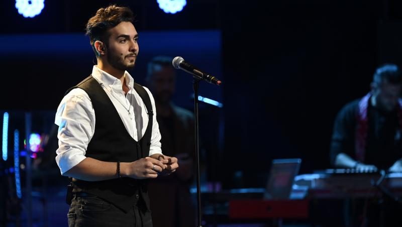 X Factor 2021, 10 decembrie. Andrei Duțu îl ridică în picioare pe Ștefan Bănică după interpretarea piesei „Make you feel my love””