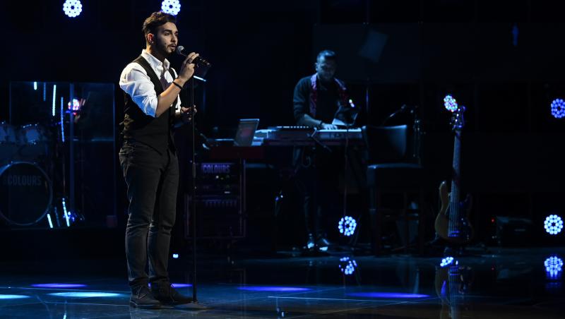 X Factor 2021, 10 decembrie. Andrei Duțu îl ridică în picioare pe Ștefan Bănică după interpretarea piesei „Make you feel my love”