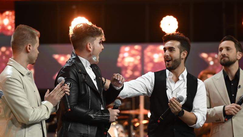 X Factor 2021, 10 decembrie. Andrei Duțu îl ridică în picioare pe Ștefan Bănică după interpretarea piesei „Make you feel my love”