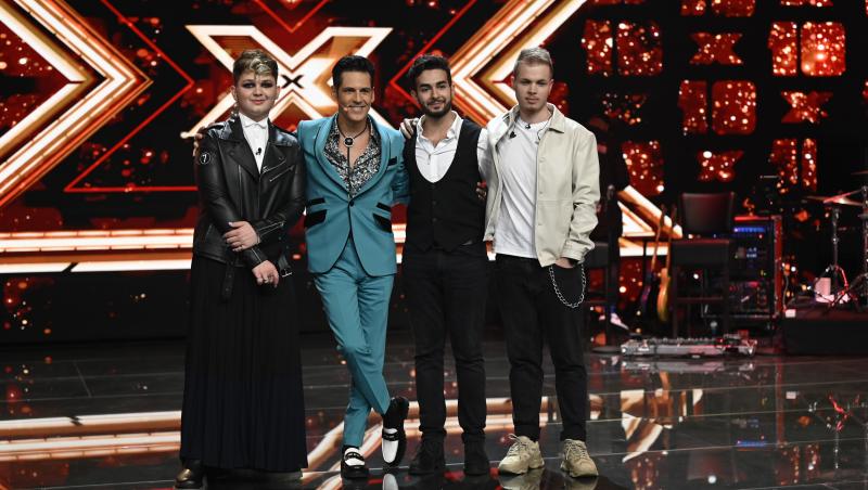 X Factor 2021, 10 decembrie. Andrei Duțu îl ridică în picioare pe Ștefan Bănică după interpretarea piesei „Make you feel my love”